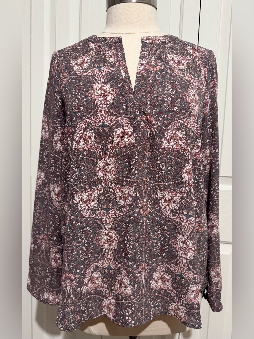2 for $20 Pleione V-Neck Floral Print Tunic Blouse Grey Burgundy SZ Medium NWOT